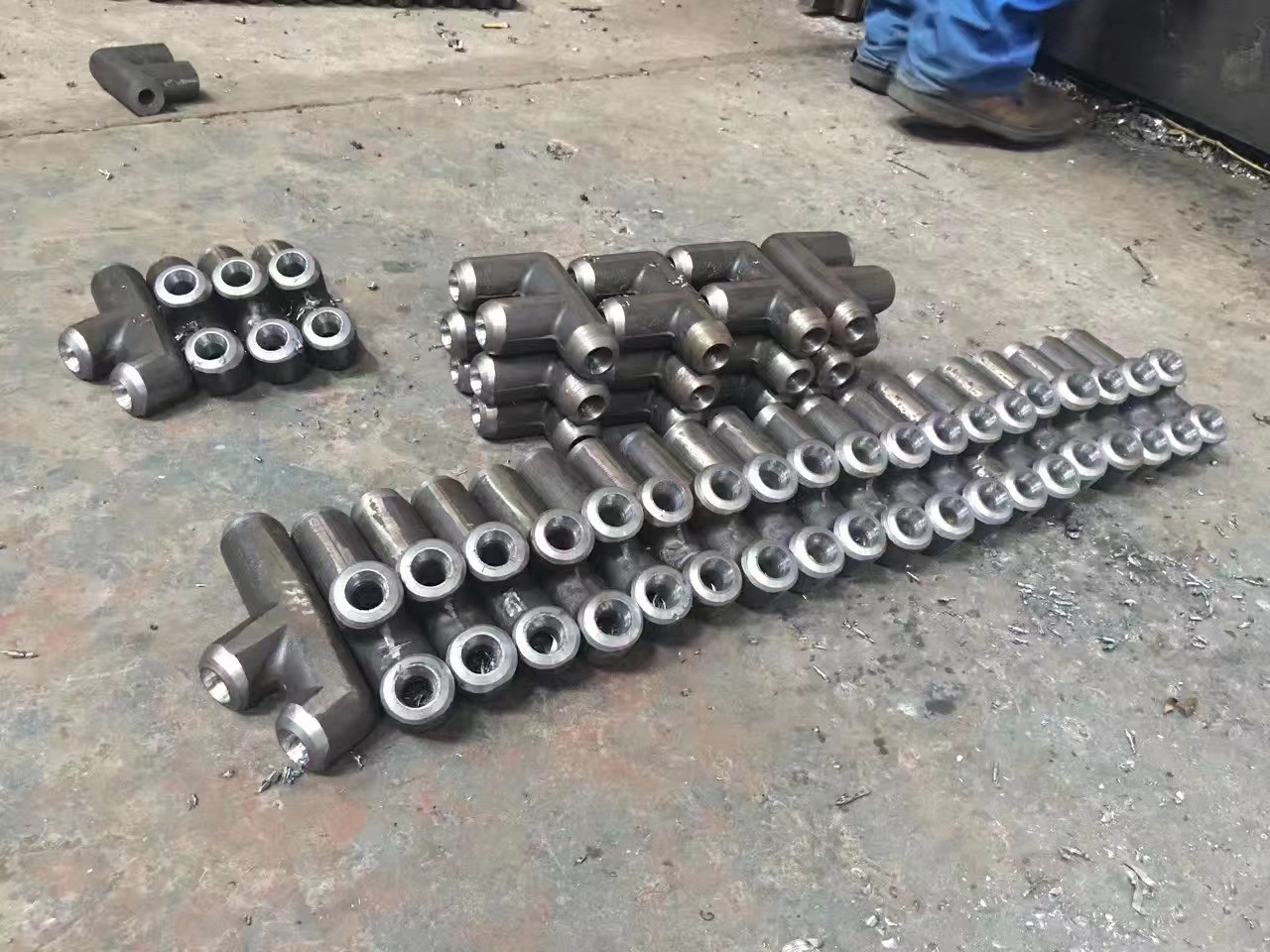 Φ63.5×8 （SA-210C)管壁厚度均勻，材質(zhì)符合要求，管壁厚度不超8.1mm，兩管中心距89mm，，鰭片厚度6mm，管長(zhǎng)度6M,每排6根管束，管口鰭片據(jù)管口留50mm的距離便于焊接