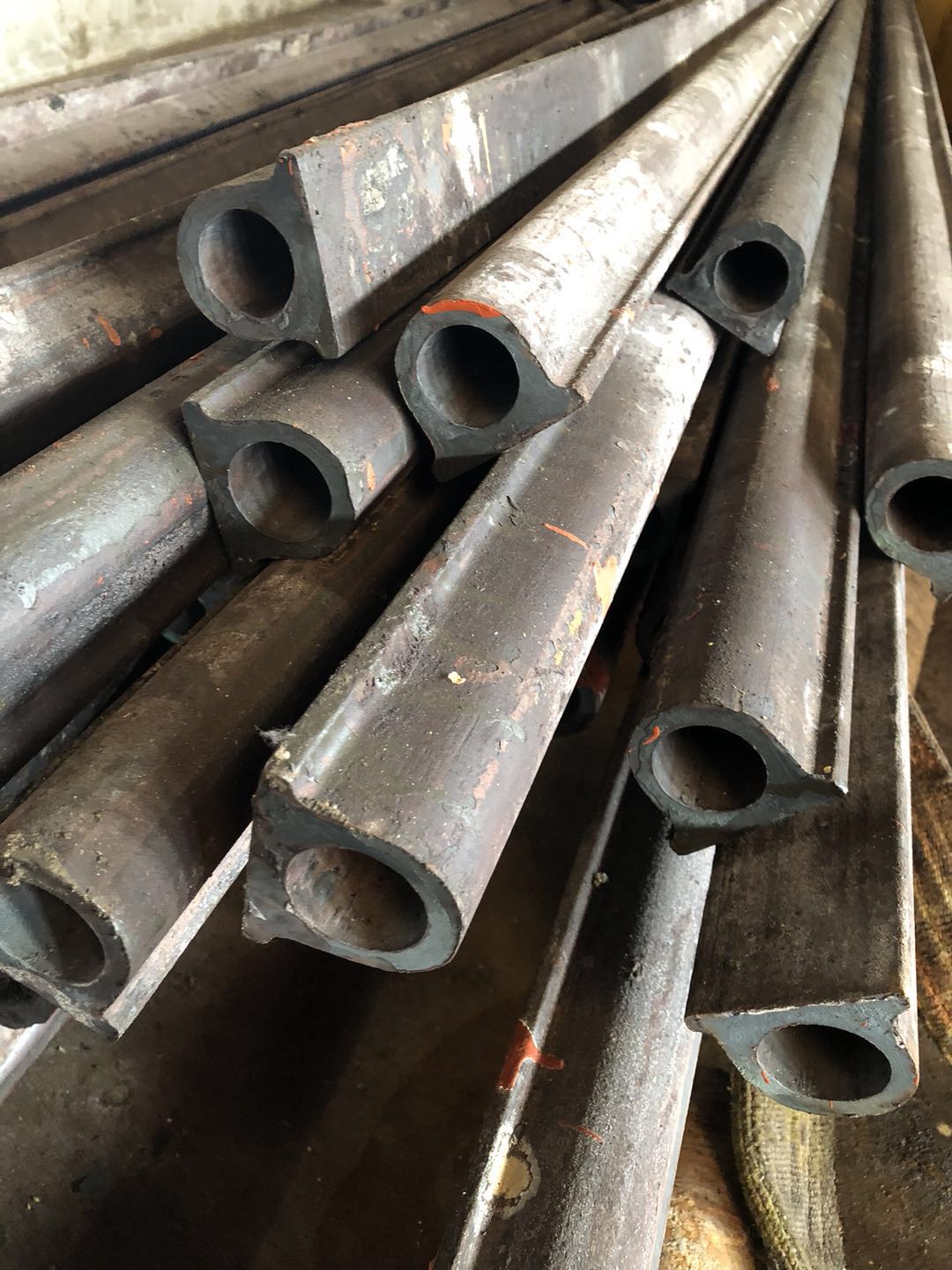 Φ63.5×8 （SA-210C)管壁厚度均勻，材質(zhì)符合要求，管壁厚度不超8.1mm，兩管中心距89mm，，鰭片厚度6mm，管長(zhǎng)度6M,每排6根管束，管口鰭片據(jù)管口留50mm的距離便于焊接