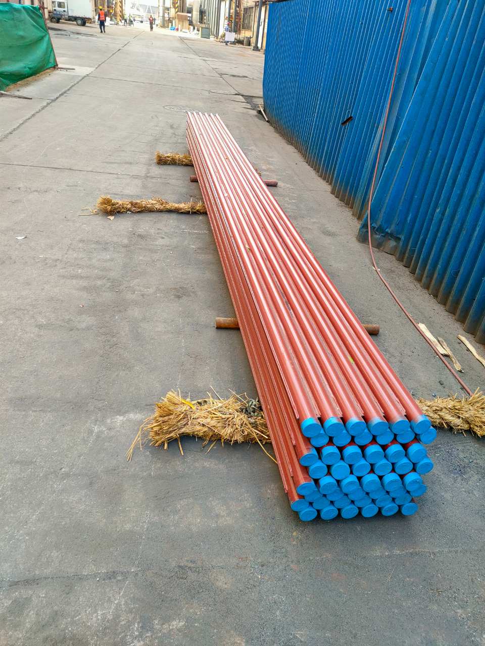 Φ63.5×8 （SA-210C)管壁厚度均勻，材質(zhì)符合要求，管壁厚度不超8.1mm，兩管中心距89mm，，鰭片厚度6mm，管長(zhǎng)度6M,每排6根管束，管口鰭片據(jù)管口留50mm的距離便于焊接